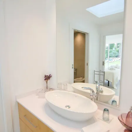 Luxury House 锡切斯